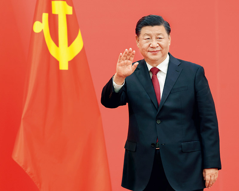2022年10月23日，剛剛在中國共產(chǎn)黨第二十屆中央委員會第一次全體會議上當(dāng)選的中共中央總書記習(xí)近平和中共中央政治局常委李強、趙樂際、王滬寧、蔡奇、丁薛祥、李希在北京人民大會堂同采訪中共二十大的中外記者親切見面。這是習(xí)近平向在場的中外記者揮手致意。 新華社記者 龐興雷攝.jpg