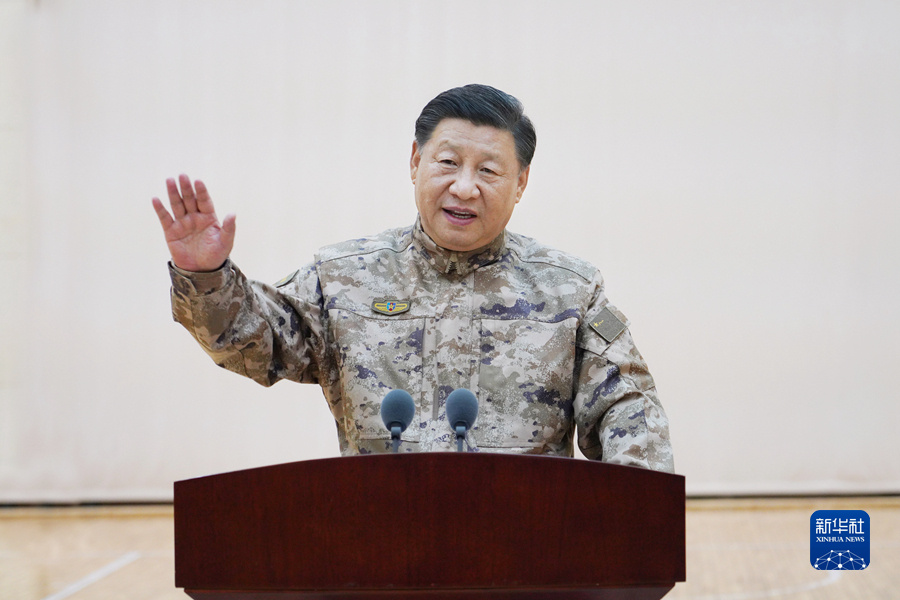 11月8日，中共中央總書記、國家主席、中央軍委主席、軍委聯(lián)指總指揮習(xí)近平視察軍委聯(lián)合作戰(zhàn)指揮中心，表明新一屆軍委貫徹落實黨的二十大精神、全面加強練兵備戰(zhàn)的鮮明態(tài)度。這是習(xí)近平親切接見軍委聯(lián)指中心官兵代表，向軍委聯(lián)指中心全體指戰(zhàn)員致以誠摯問候，并發(fā)表重要講話。新華社記者 李剛 攝.jpg